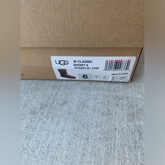 UGG
ITEM:CLASSIC SHORT II
COLOR: Brown
SIZE: 6 - Picture 8 of 8